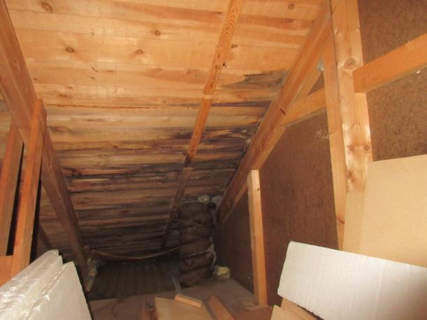 Kommentarer och riskanalys Huset har både uppreglade golv och utreglade väggar i