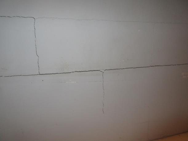 kontrolleras regelbundet. Uttorkade vid Pos 2 Sprickor i stolpe till balkong.