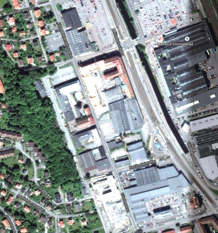 Golvnivån i befintliga fastigheter ligger på ca +5 i den västra delen av området och +1,8 för byggnaden längs med Mölndalsvägen.