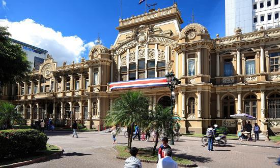 Det ultimata Costa Rica äventyret 13 dagar! Följ med på ett äventyr till Costa Rica. Prova forsränning, vandra på broar bland trädkronorna och susa längst Ziplinor nedför bergen.