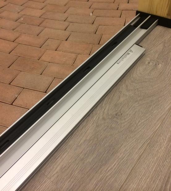 Egentillverkad stomme: Montera cellgummiplattorna som finns i tillbehörspåsen. OBS! Underprofilen får inte luta inåt. Justera i annat fall med pallbrickor. OBS! Minst 70mm Om grunden fortsätter utanför rummet ska den ha ennivåskillnad på minst 70mm.