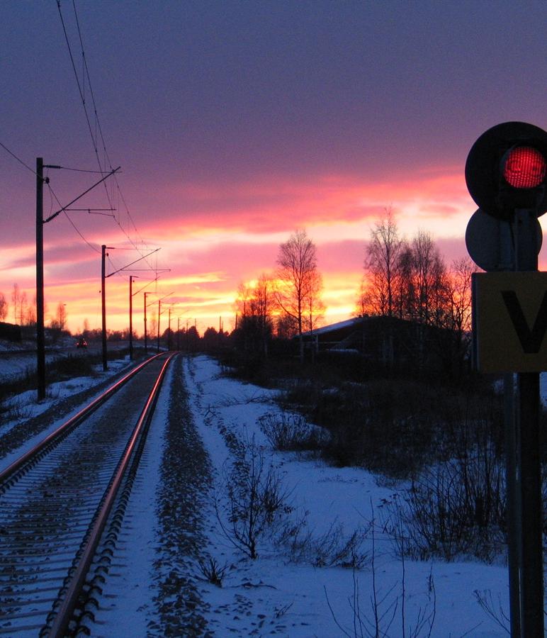 Omloppsplanering i Två approacher: a) Taktiskt: Tidtabellsplanering somordnat med lokomloppsplanering (inkl konfliktreglering, etc.