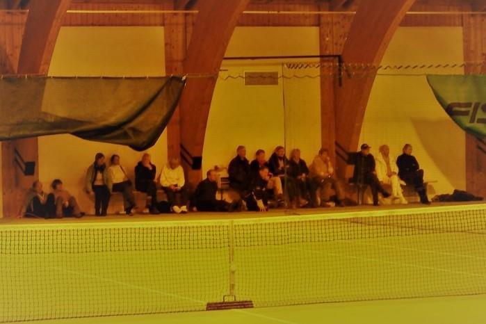 Matchen blev så spännande att de allra flesta åskådarna i hallen valde att trängas vid de få sittplatser som var tillgängliga vid bana 8.