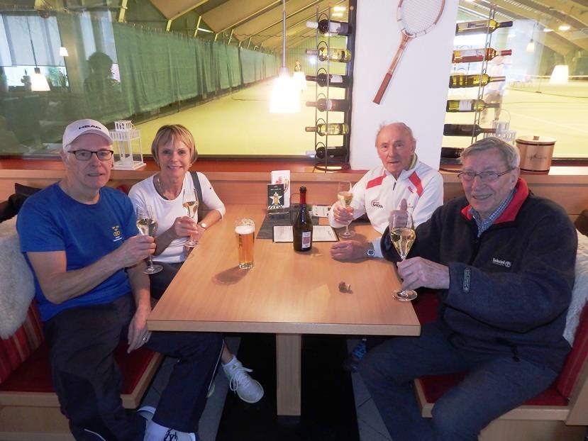 Sven A (med partner) hedrades med ett glas champagne