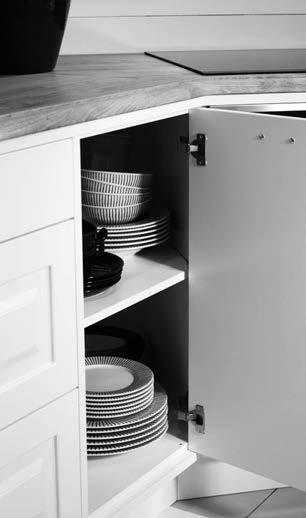 Observera att monteringstiden för ett kök med inramningssystem blir längre och ställer högre krav på montören. Fäst dekorsidor och lister så osynligt som möjligt med skruv och möbelvinklar.