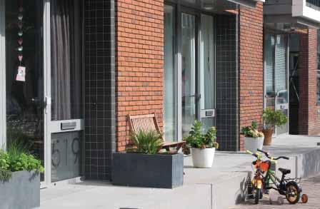 Där det är möjligt förläggs det bredaste måttet på den sida med bäst solförhållanden för att uppmuntra till uteplatser