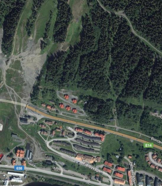 2 FÖRUTSÄTTNINGAR Utredningsområdet är ca 3 ha stort med en brant sluttande terräng från norr till söder och består till stor del av naturmark men även av en befintlig byggnad.