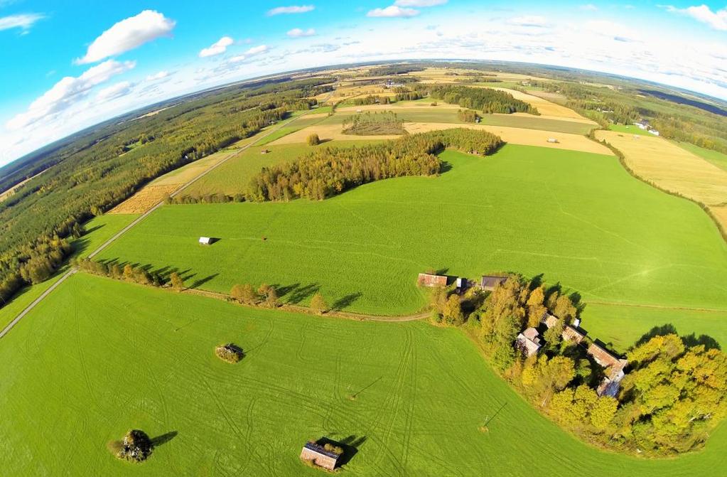 planområdets gamla gårdsgrupp i förgrunden.