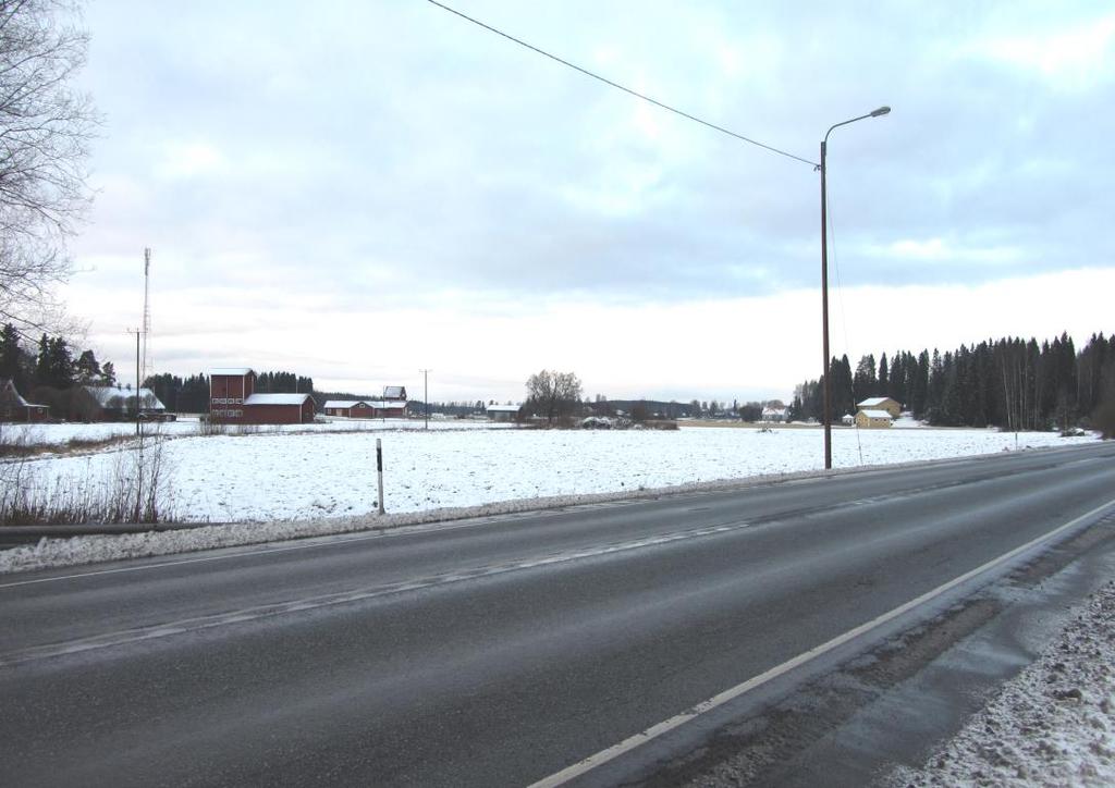 9 Dagvatten Yt-, och dagvatten från planområdet och dess näromgivning leds naturligt via mindre diken till de större