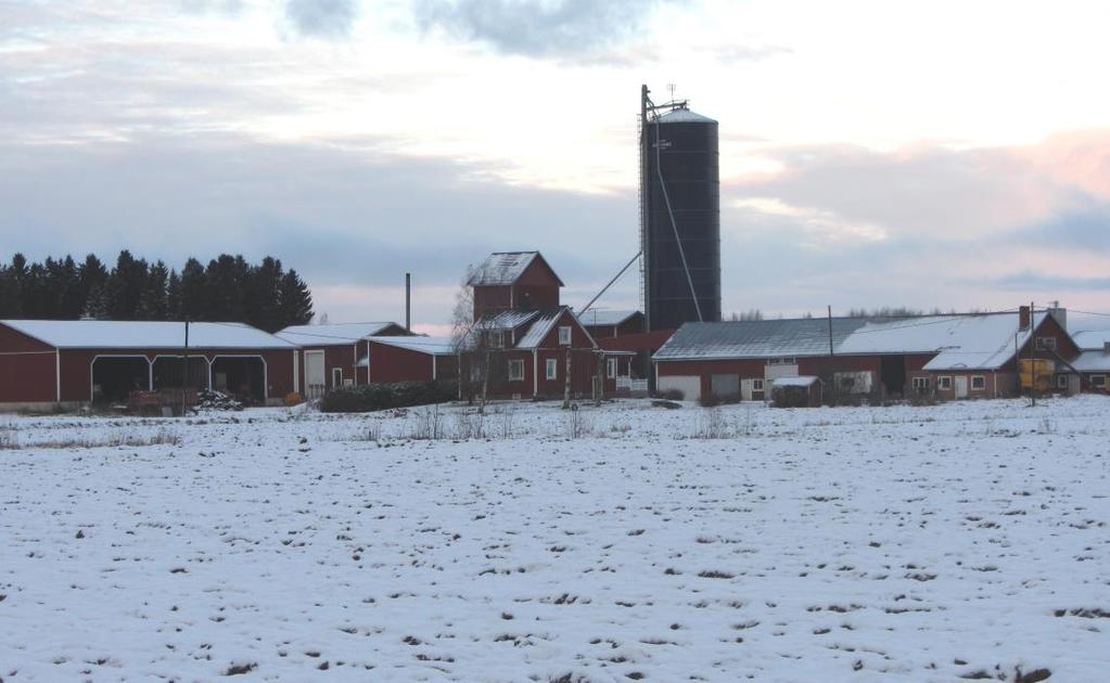 S i d a 21 I planområdets näromgivning finns också flera lantbrukslägenheters driftcentrum. Vid några av driftcentrumen finns djurstall, med både svin-, och nötdjursproduktion. Bild 27.