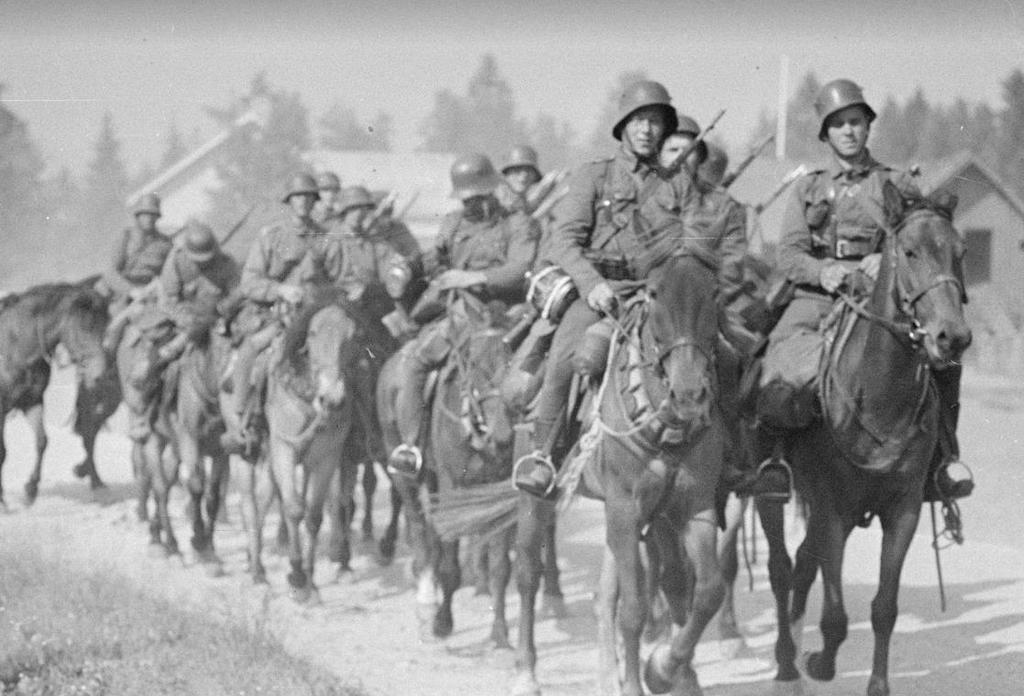 S i d a 51 Bild 35. Den finska hästen under krigstid. Ryttare på väg till fronten, Ilomants juli 1941.