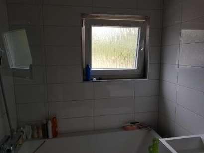Entréplan / Badrum/Wc Fönster är olämpligt placerat. Fönstrets placering i våtutrymmet utgör en risk för fuktskador i fönster- och väggkonstruktionen. Fuktindikering utan anmärkning mot klinker/kakel.