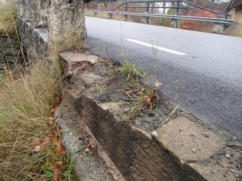 BD:21 bärverk 5(19) 21/440.81 Stödmur - Utbyte Kantlist i betong ska bytas ut. Foto: Stödmur i betong. BBC.361 Undersökningar av vägar, planer o d BEC.141 Demontering av bro BED.