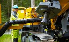 Injekteringshål borras oftas med rotationsborrning eller slående borrning. I tunnlar utförs injekteringen i ett solfjädermönster som förstärker tak och väggar i tunneln.