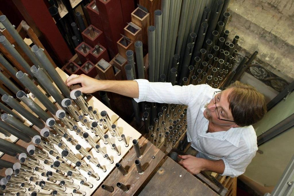 Orgelmusiken har redan under århundraden varit en viktig del av Tysklands traditioner En orgel byggs för hand på den plats där den ska spelas.
