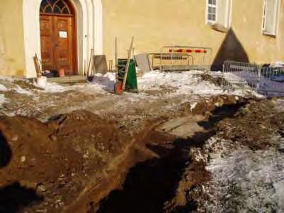 Figur 12. Översikt av ledningsschaktet med kyrkan i bakgrunden, från sydväst.