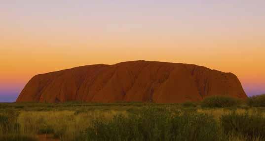 Dag 8 26 okt Ayers Rock Tidig morgon ger vi oss ut på en tur till Uluru där vi får se solen gå upp över den heliga och