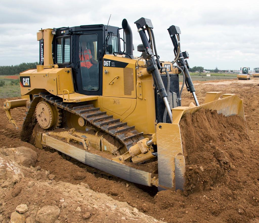 D6T Bandschaktare Motor Motormodell Emissioner Motoreffekt (maximal) SAE J1995 ISO 14396 ISO 14396 (DIN) Cat C9.3 ACERT U.S. EPA Tier 4 Final/EU:s steg IV/ Japan 2014 (Tier 4 Final) 192 kw 190 kw 258 hk Motor (forts.