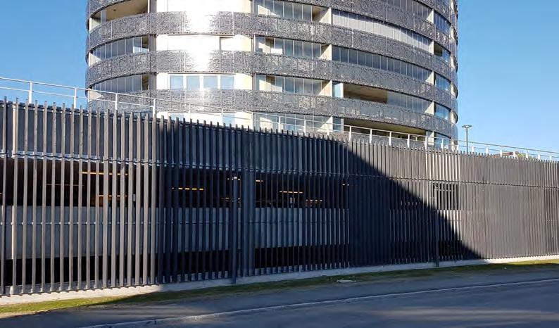 Långa fönsterband på den den översta bostadsvåningen och på taktrerassen blir kronan på verket.