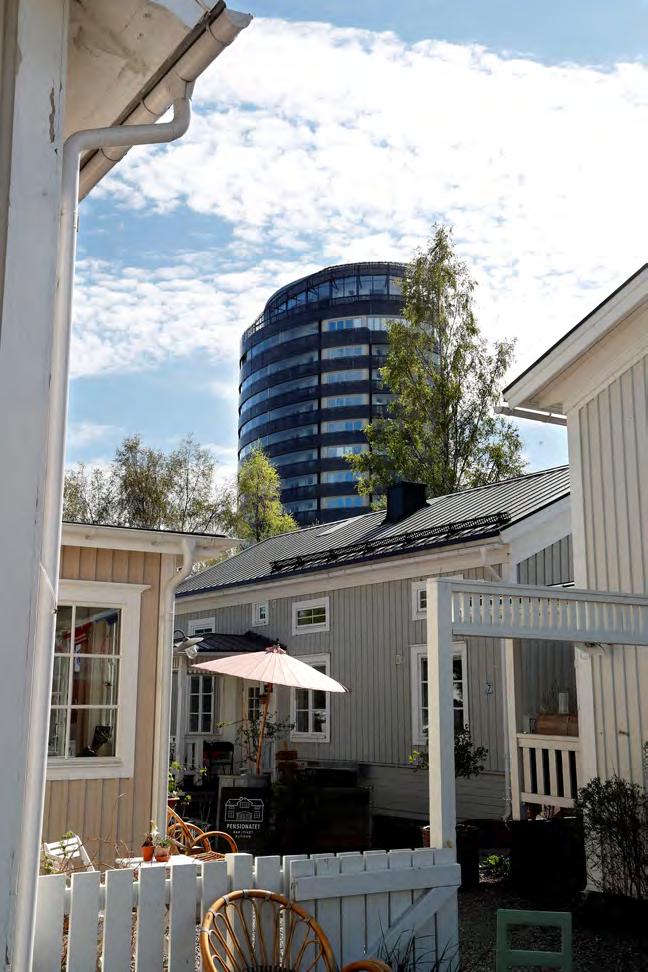 Stadsön har ett större rutnät med en stadsplan från 1600-talet medan Norrmalm är den bäst bevarade stadsdelen med äldre hus och en