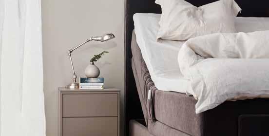 ADJUSTABLE Englesson Impression Adjustable är en mycket elegant ställbar säng. Tack vare den höga, tygklädda ramen, döljs den tekniska lösningen.
