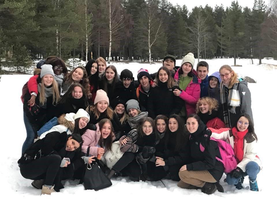 Hela gänget ute i Fäboda Konstverket United in De gamlas dans 2018 16.