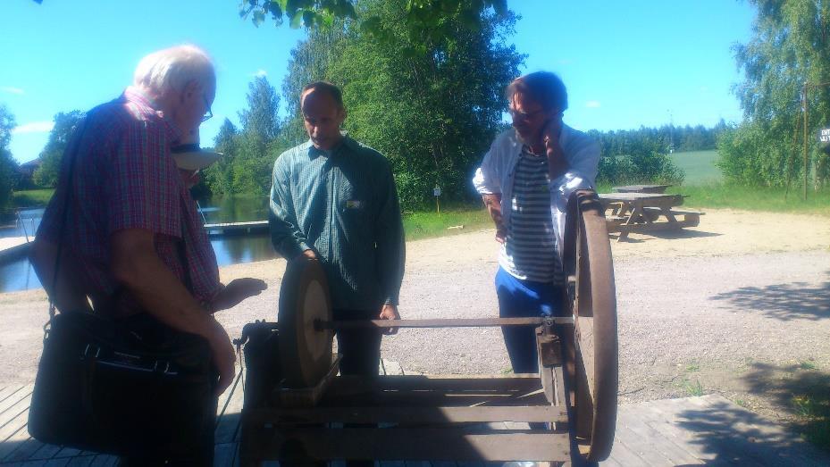 Bild 6 Slipsten som trampas demonstreras av Mattias Ahlstedt med Lage Bergström och Yngve Gustafsson som åskådare.