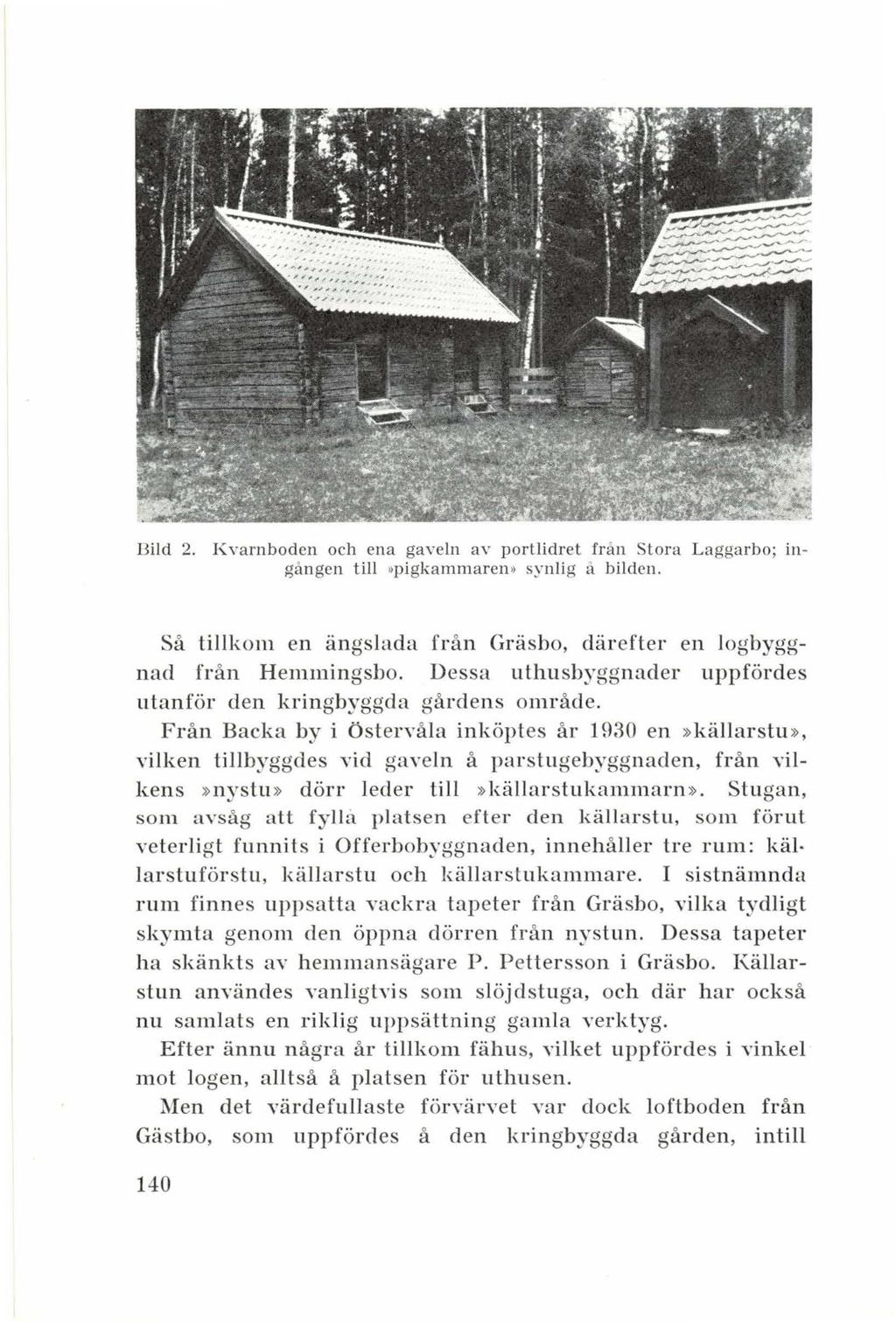 Bild 2. KYarnboden och ena gaveln ay portlidret frän Stora Laggarbo; ingången till pigkammare1i. synlig ä bilden. Så tillkom en ängslada från Gräsbo, därefter en logbyggnad från Hemmingsbo.