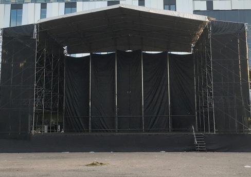 21 x 12 SCEN LAYHER (15,3 m öppning, 3 m prod yta/sida) 1,8 m 2 m ca 8,3 m Flyghöjd PA balk ca 10 m