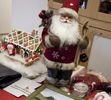 Skinklopp Söndagen 4 december kunde man ana att julen är i antågande, för då kunde man vinna både julskinka och pepparkakshus när VSOK hade sin sedvanliga julbasar.