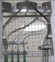 Skarvning av bandfiberkabel mot mikrokabel Skall NS4 användas vid en förgreningspunkt vid en fastighetsområdesnod (fiberoptisk spridningspunkt) finns tillbehör för infästning av mikrodukter och