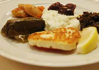 och friterad klyftpotatis Papoutsaki kr 199 Fylld aubergine med vegetarisk blandning, toppad med bechamelsås. Serveras med klyftpotatis Kyckling Souvlaki kr 199 Med fetaoströra & sallad.