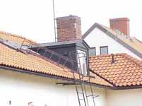 ½ Ljusgul slätputs. Valmat, lågt sadeltak, rött 1-kupigt tegel.