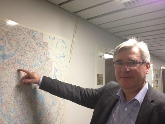 2012 Seppo Rekolainen på Finlands Miljöcentral visar på kartan hur avfallsvattnet från