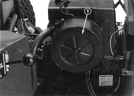 UNDERHÅLL AV LUFTRENAREN (fig. 11 12) Förfiltret av skumgummi måste rengöras och inoljas efter var 25:e arbetstimma, om motorn arbetar under rena luftförhållanden.