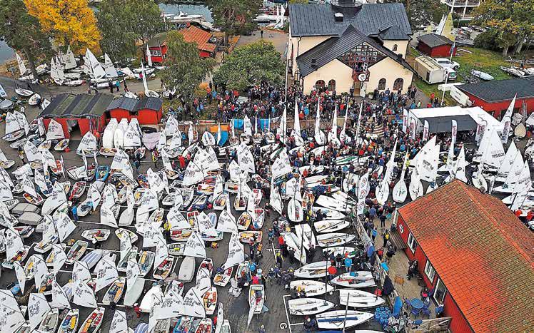 Bilden är från KSSS Olympic Class Regatta 2017 då cirka 500 jollar kappseglade på Baggensfjärden. Och minst lika många lär komma till sommarens JSM.