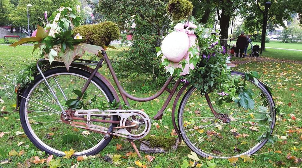 1000 meter konst lördagen 29 september Traditionsenligt deltar vi i Huddinge kommuns arrangemang 1000 meter Konst som sträcker sig längs parkvägen från Huddinge station till Fullersta Gård och