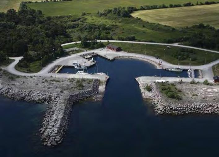 Vändburg hamn är unik i dess relation till vattnet. Det är en artfificiell hamn som omsluts av skyddsvallar bestående av fyllnadsmassor.