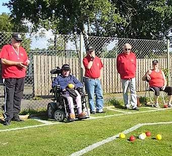 Varbergs Parasport DM i utomhusboccia Text: Ing-Mari Pettersson Lördagen den 10 juni arrangerade Varbergs Parasport DM i Utomhusboccia på Håstens IP i Varberg.
