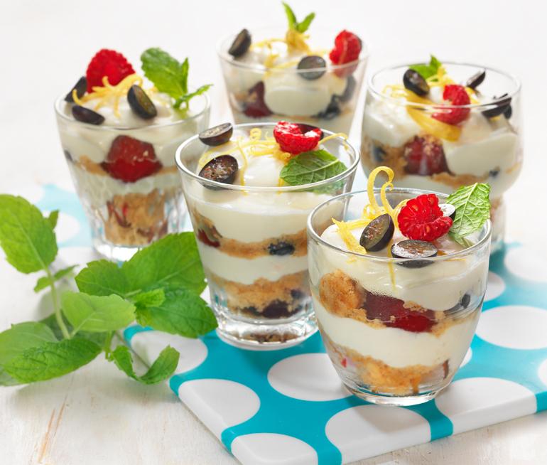 Gotti Gott Gott Sidan Cheesecake i glas Ingredienser: Portioner: 4 200 g färskost 2 dl gräddfil (eller lättcrème fraiche) 1/2 dl strösocker 1/2 citron 2 nektariner 1/2 l bär (t ex hallon, blåbär