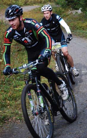 Patrik Andersson tycker att cykling är kul, trots dagens andra kedjebrott. OCs yngsta deltagare Anton Niederbach 12 år, CK Örnen, kom 4:a i 21 km och slog därmed många äldre deltagare.