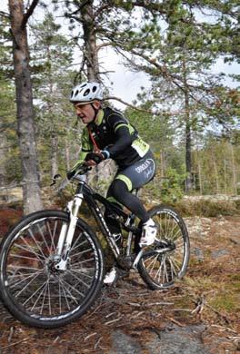 FOTO: Claes Holmlund, Petter Holmlund OIK-cyklisten Anders Brändström tar sig an berget under OC. Cykelglädje OIKs senaste tillskott i idrottsfamiljen är cykel.