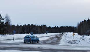 Väg 616 mot Bälinge förbi bebyggelsen i Gäddvik är den skyltade hastigheten 5 km/h, bild 2.2. Vägens bärighetsklass är BK1, men över bron är bärigheten BK2.
