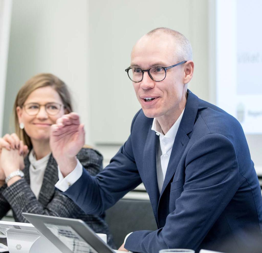 Statsministerns EU-råd med arbetsmarknadens parter Ett annat led i arbetet med att stärka regeringens sam råds former är att statsminister Stefan Löfven två gånger per år bjuder in företrädare för
