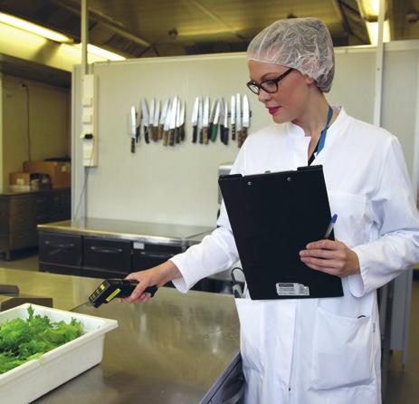 Livsmedelssäkerhet och djurskydd Lotta Henriksson Stadsveterinären ser till att djur tas väl hand om i staden.
