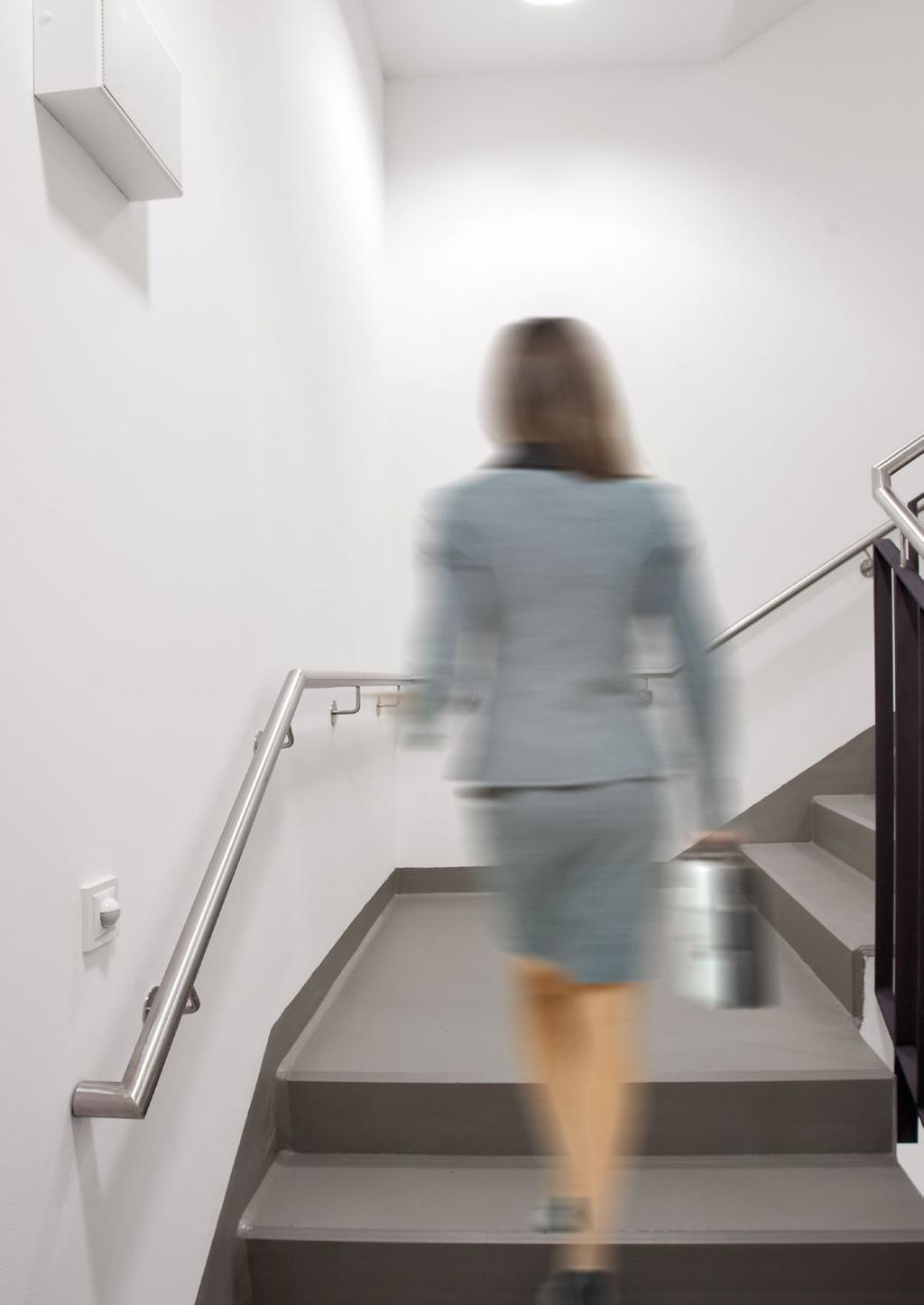 MED BETONING PÅ BERÖRING TOUCH NÄRVARO- OCH RÖRELSEDETEKTORER Det som sedan länge hör till vardagen på smarta mobiltelefoner eller surfplattor, har med de väggmonterade närvaro- och