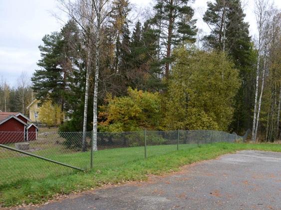 Byggnader och anläggningar Förskolans entrésida mot Björnstugevägen. Förskolans parksida.