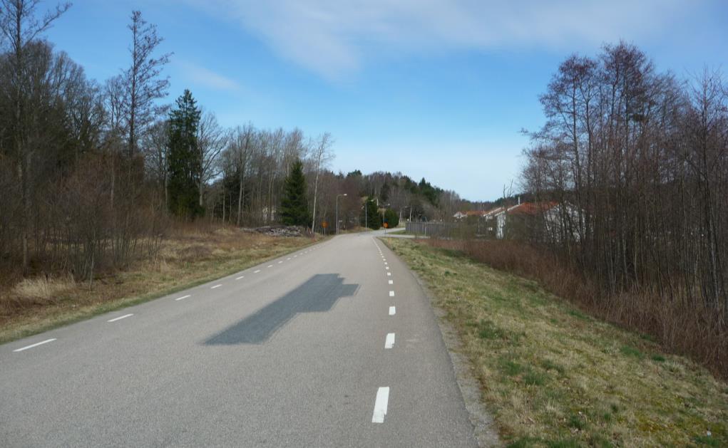 7 (18) skyltad hastighet är 70 km/tim i höjd med planområdet. Belysning saknas längs vägen i höjd med planområdet.