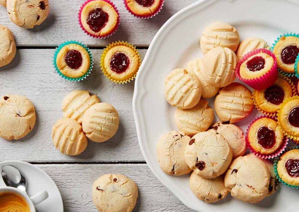 Tryck till kulorna med en gaffel. Baka av i 175 C i ca 10 min. Glutenfria Hallongrottor Rex margarin Vanilj-S Vaniljsocker Kapselkaka choklad Kakao 900 g Glutenfri Kärleksmums Hallonsylt Tips!