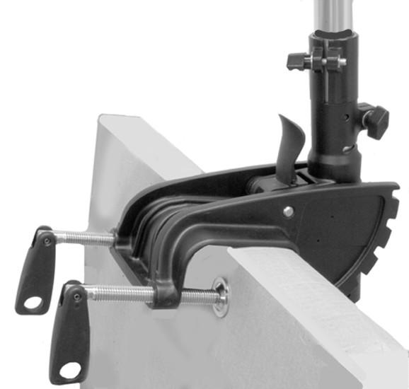 INSTALLATION OCH DRIFT AV TROLLINGMOTOR R3-45 och R3-55 modeller - tryck akteråt på tippspärrens avlastningsspak medan du samtidigt drar i trollingmotorns motor/huvud.